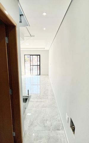 Casa à venda com 139m², 3 quartos e 2 vagas Casa à venda com 139m², 3 quartos e 2 vagasCorredor