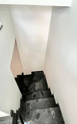 Casa à venda com 139m², 3 quartos e 2 vagas Casa à venda com 139m², 3 quartos e 2 vagasEscada