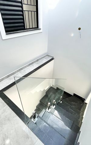 Casa à venda com 139m², 3 quartos e 2 vagas Casa à venda com 139m², 3 quartos e 2 vagasEscada
