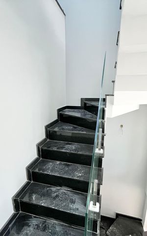 Casa à venda com 139m², 3 quartos e 2 vagas Casa à venda com 139m², 3 quartos e 2 vagasEscada