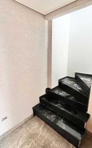 Casa à venda com 139m², 3 quartos e 2 vagas Casa à venda com 139m², 3 quartos e 2 vagasEscada
