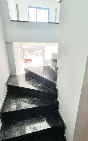 Casa à venda com 139m², 3 quartos e 2 vagas Casa à venda com 139m², 3 quartos e 2 vagasEscada