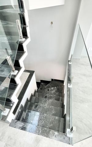 Casa à venda com 139m², 3 quartos e 2 vagas Casa à venda com 139m², 3 quartos e 2 vagasEscada