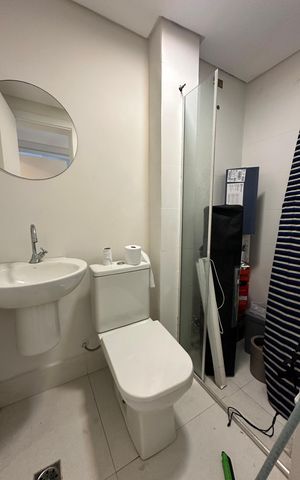Apartamento para alugar com 230m², 4 quartos e 2 vagas Apartamento para alugar com 230m², 4 quartos e 2 vagasBanheiro de serviço