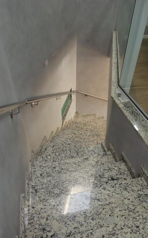 Casa à venda com 252m², 3 quartos e 4 vagasEscada