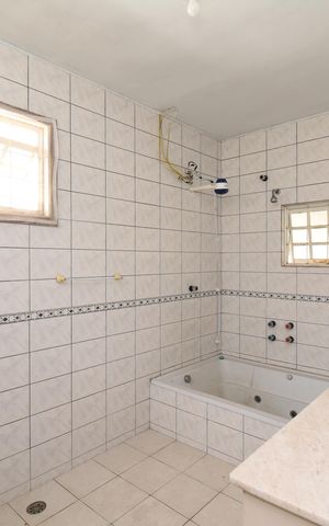 Casa à venda com 342m², 4 quartos e 4 vagasBanheiro 2