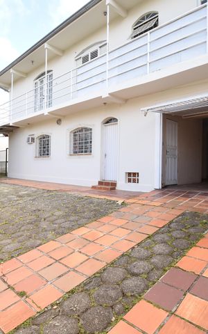 Casa à venda com 342m², 4 quartos e 4 vagasÁrea externa