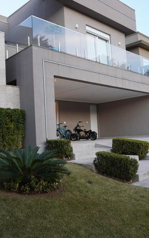 Casa de condomínio à venda com 340m², 5 quartos e 4 vagasFachada
