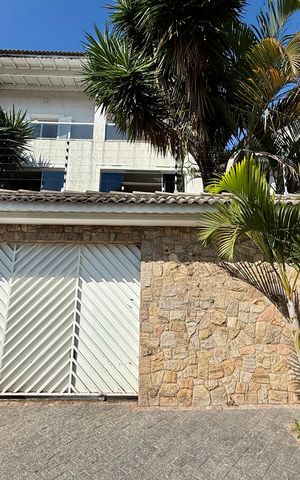 Casa à venda com 450m², 4 quartos e 10 vagas Casa à venda com 450m², 4 quartos e 10 vagasFachada