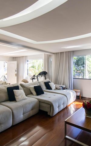 Casa à venda com 450m², 4 quartos e 10 vagas Casa à venda com 450m², 4 quartos e 10 vagasSala