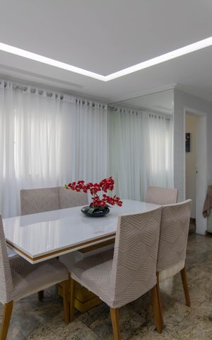 Casa à venda com 450m², 4 quartos e 10 vagas Casa à venda com 450m², 4 quartos e 10 vagasSala
