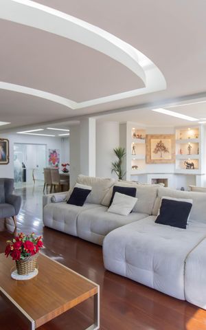 Casa à venda com 450m², 4 quartos e 10 vagas Casa à venda com 450m², 4 quartos e 10 vagasSala