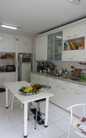 Casa à venda com 665m², 3 quartos e 5 vagas Casa à venda com 665m², 3 quartos e 5 vagasCozinha