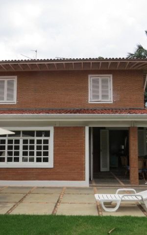 Casa à venda com 665m², 3 quartos e 5 vagas Casa à venda com 665m², 3 quartos e 5 vagasFachada
