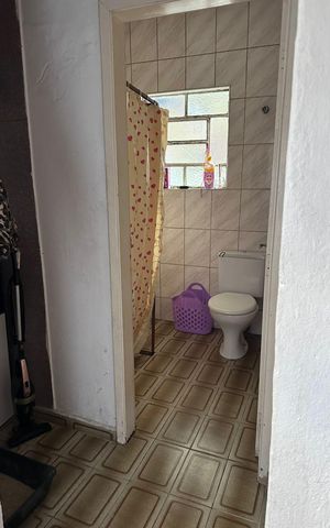 Casa à venda com 200m², 2 quartos e 5 vagas Casa à venda com 200m², 2 quartos e 5 vagasBanheiro