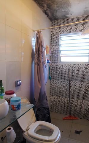 Casa à venda com 339m², 3 quartos e 7 vagas Casa à venda com 339m², 3 quartos e 7 vagasBanheiro de Serviço