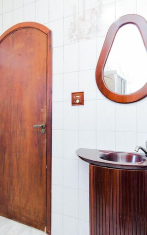Casa à venda com 250m², 3 quartos e 6 vagasBanheiro da Suíte 2
