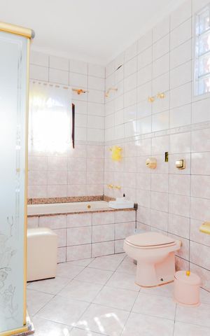 Casa à venda com 250m², 3 quartos e 6 vagasBanheiro da suíte