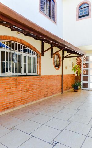 Casa à venda com 250m², 3 quartos e 6 vagasQuintal
