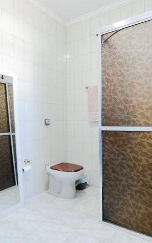 Casa à venda com 250m², 3 quartos e 6 vagasBanheiro da Suíte 2