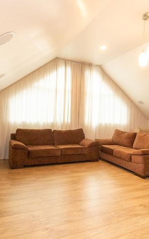Casa à venda com 141m², 3 quartos e 1 vaga Casa à venda com 141m², 3 quartos e 1 vagaSala de TV