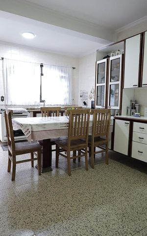 Casa à venda com 160m², 3 quartos e 2 vagas Casa à venda com 160m², 3 quartos e 2 vagasCozinha