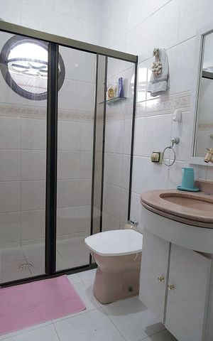 Casa à venda com 160m², 3 quartos e 2 vagas Casa à venda com 160m², 3 quartos e 2 vagasBanheiro 2