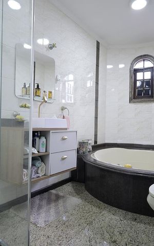 Casa à venda com 160m², 3 quartos e 2 vagas Casa à venda com 160m², 3 quartos e 2 vagasBanheiro Suíte