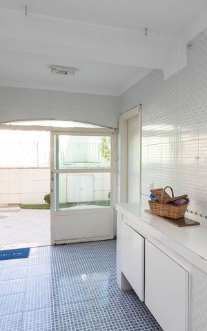 Casa à venda com 680m², 4 quartos e 4 vagas Casa à venda com 680m², 4 quartos e 4 vagasÁrea de Serviço