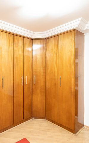 Casa à venda com 680m², 4 quartos e 4 vagas Casa à venda com 680m², 4 quartos e 4 vagasCloset