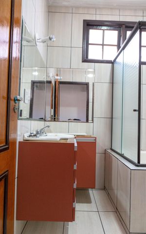 Casa para alugar com 220m², 3 quartos e 5 vagasBanheiro social