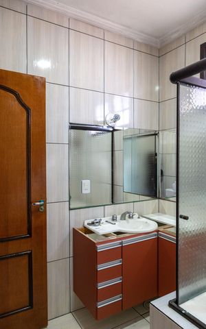 Casa para alugar com 220m², 3 quartos e 5 vagasBanheiro social