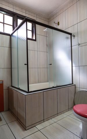 Casa para alugar com 220m², 3 quartos e 5 vagasBanheiro social