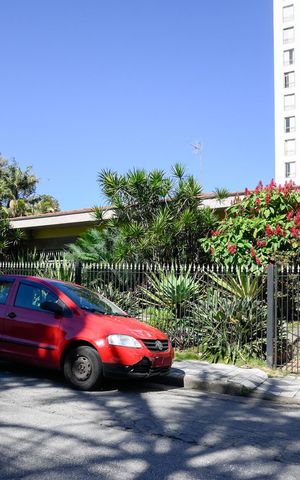 Casa para alugar com 350m², 4 quartos e 12 vagas Casa para alugar com 350m², 4 quartos e 12 vagasFachada