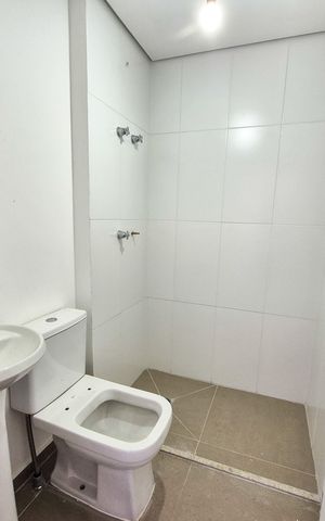 Apartamento à venda com 345m², 4 quartos e 3 vagas Apartamento à venda com 345m², 4 quartos e 3 vagasBanheiro da área de serviço