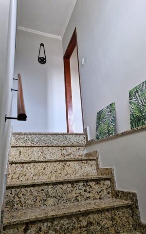 Casa à venda com 120m², 3 quartos e 3 vagas Casa à venda com 120m², 3 quartos e 3 vagasEscada