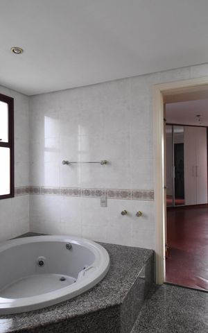 Apartamento à venda com 311m², 5 quartos e 3 vagasBanheiro da Suíte