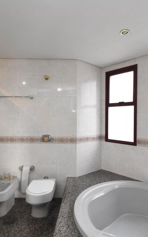 Apartamento à venda com 311m², 5 quartos e 3 vagasBanheiro da Suíte
