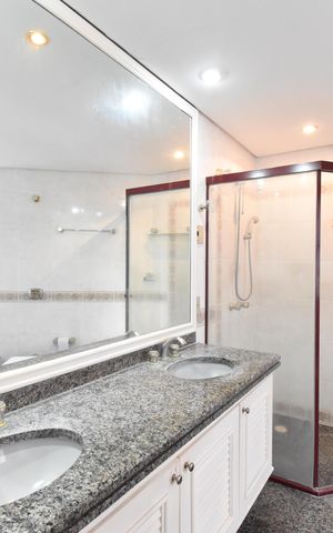 Apartamento à venda com 311m², 5 quartos e 3 vagasBanheiro da Suíte