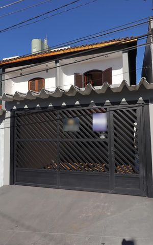 Casa à venda com 164m², 3 quartos e 2 vagasFachada