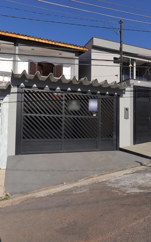 Casa à venda com 164m², 3 quartos e 2 vagasFachada