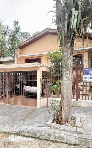 Casa à venda com 110m², 5 quartos e 2 vagas Casa à venda com 110m², 5 quartos e 2 vagasFachada