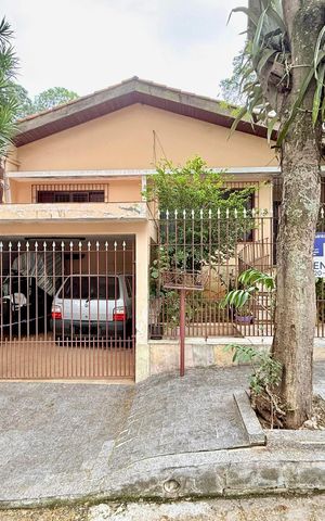 Casa à venda com 110m², 5 quartos e 2 vagas Casa à venda com 110m², 5 quartos e 2 vagasFachada