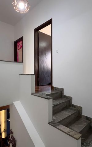 Casa à venda com 300m², 3 quartos e 2 vagas Casa à venda com 300m², 3 quartos e 2 vagasEscada