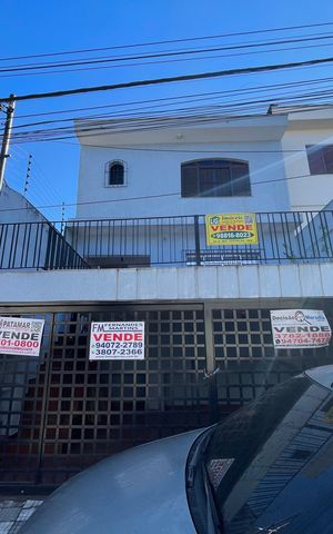 Casa à venda com 120m², 5 quartos e 2 vagas Casa à venda com 120m², 5 quartos e 2 vagasFachada