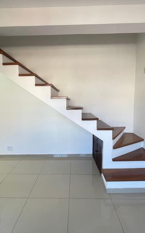 Casa à venda com 120m², 5 quartos e 2 vagas Casa à venda com 120m², 5 quartos e 2 vagasSala