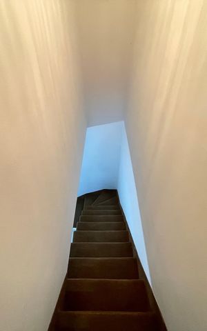 Casa à venda com 120m², 5 quartos e 2 vagas Casa à venda com 120m², 5 quartos e 2 vagasEdícula - Escada