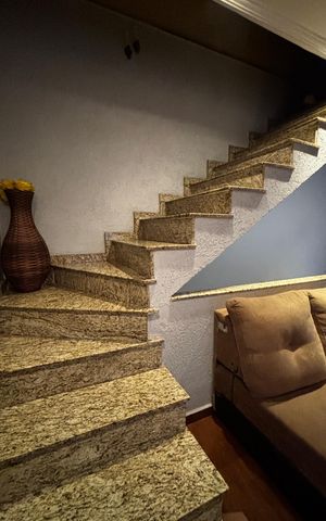 Casa à venda com 118m², 4 quartos e 4 vagas Casa à venda com 118m², 4 quartos e 4 vagasEscada