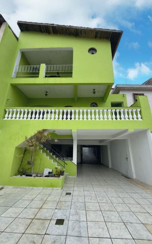 Casa à venda com 315m², 3 quartos e 8 vagas Casa à venda com 315m², 3 quartos e 8 vagasÁrea externa