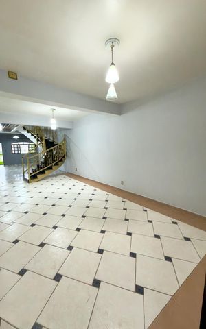 Casa à venda com 315m², 3 quartos e 8 vagas Casa à venda com 315m², 3 quartos e 8 vagasSala